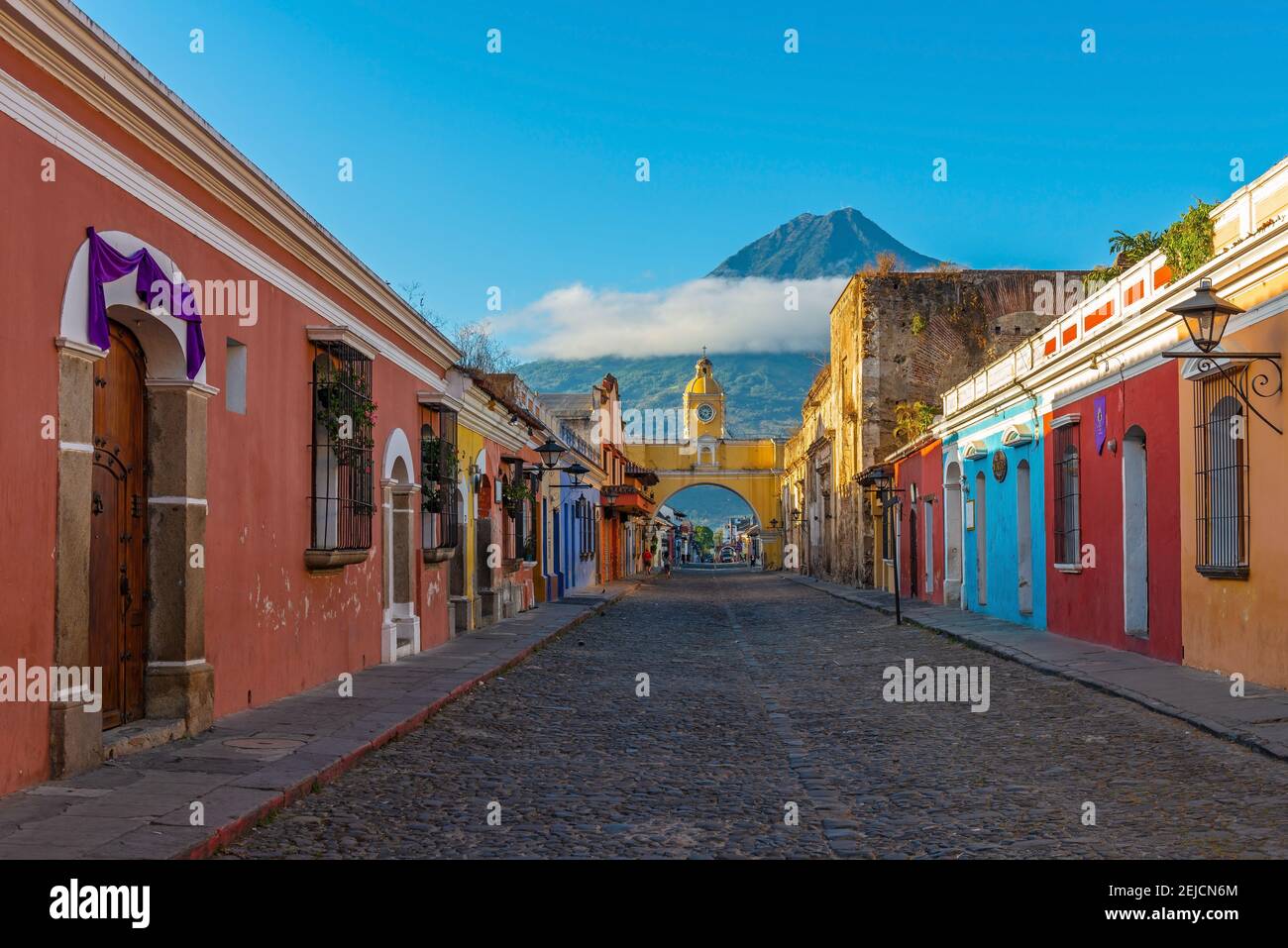 Sonnenaufgang in Antigua Stadt mit Santa Catalina Bogen und Agua Vulkan, Guatemala. Stockfoto