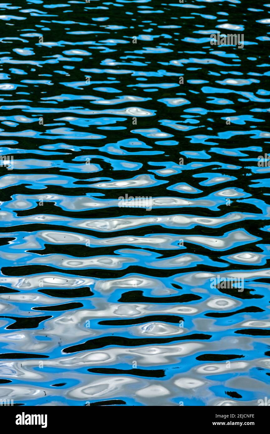Reflexionen auf blauem Wasser in ruhiger Natur während der Tageslichtstunde Stockfoto