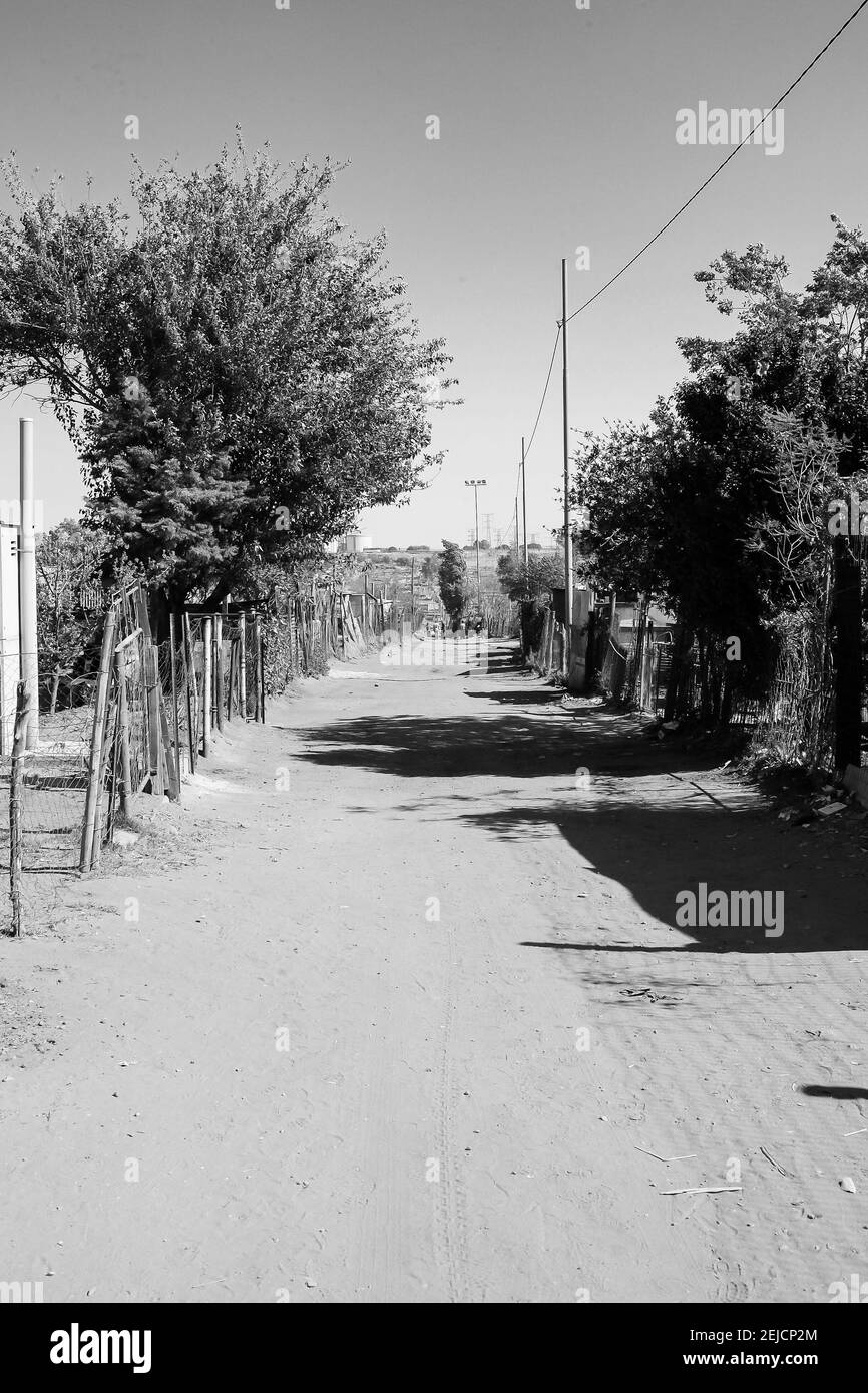 JOHANNESBURG, SÜDAFRIKA - 20. Februar 2021: Johannesburg, Südafrika, 11. September 2011, Zurück Verbündeter Feldweg im Vorort Soweto Nachbarschaft Stockfoto
