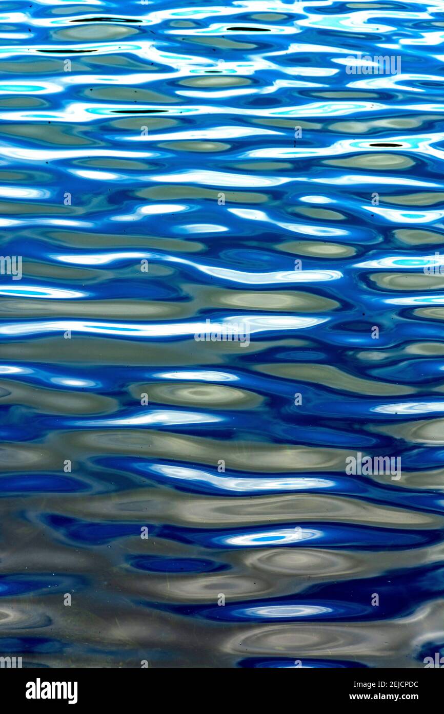 Muster, die auf einer Wasseroberfläche reflektiert werden Stockfoto