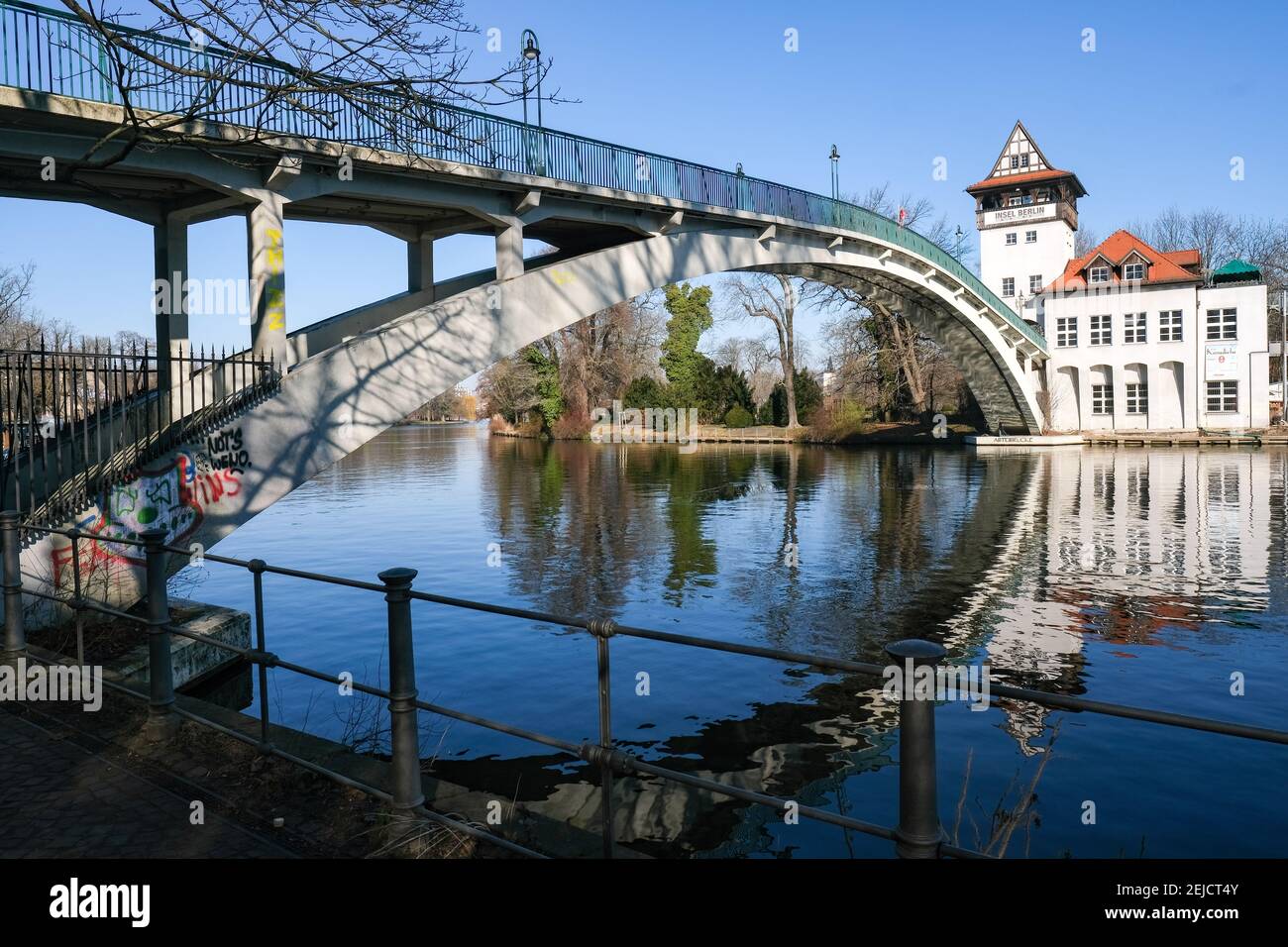 Berlin, Deutschland. Februar 2021, 22nd. Die Abteibrücke über die Spree verbindet den Treptower Park mit der Jugendinsel (r). Quelle: Jens Kalaene/dpa-Zentralbild/ZB/dpa/Alamy Live News Stockfoto