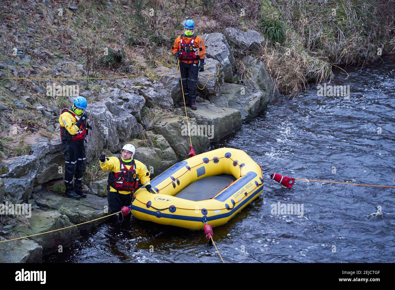 Lossiemouth und Elgin, Moray, Großbritannien. , . VEREINIGTES KÖNIGREICH. Dies ist die Lehre der Coastguard Rescue Officers nach Coastguard Zitat: „an diesem Wochenende 7 Coastguard Rescue Officers aus Aberdeenshire und Moray qualifiziert als Wasser-Rettungs-Techniker (DEFRA Flood Typ C). Diese wichtige Schulung wird unsere Fähigkeit verbessern, bei der Reaktion auf Überflutungen im Binnenland zu helfen und voll ausgebildete Beamte zur Verfügung zu stellen, die Teil eines größeren nationalen Teams sind, das erklärt wurde, auf nationale Überflutungsnotfälle zu reagieren.“ - Credit: JASPERIMAGE/Alamy Live News Stockfoto