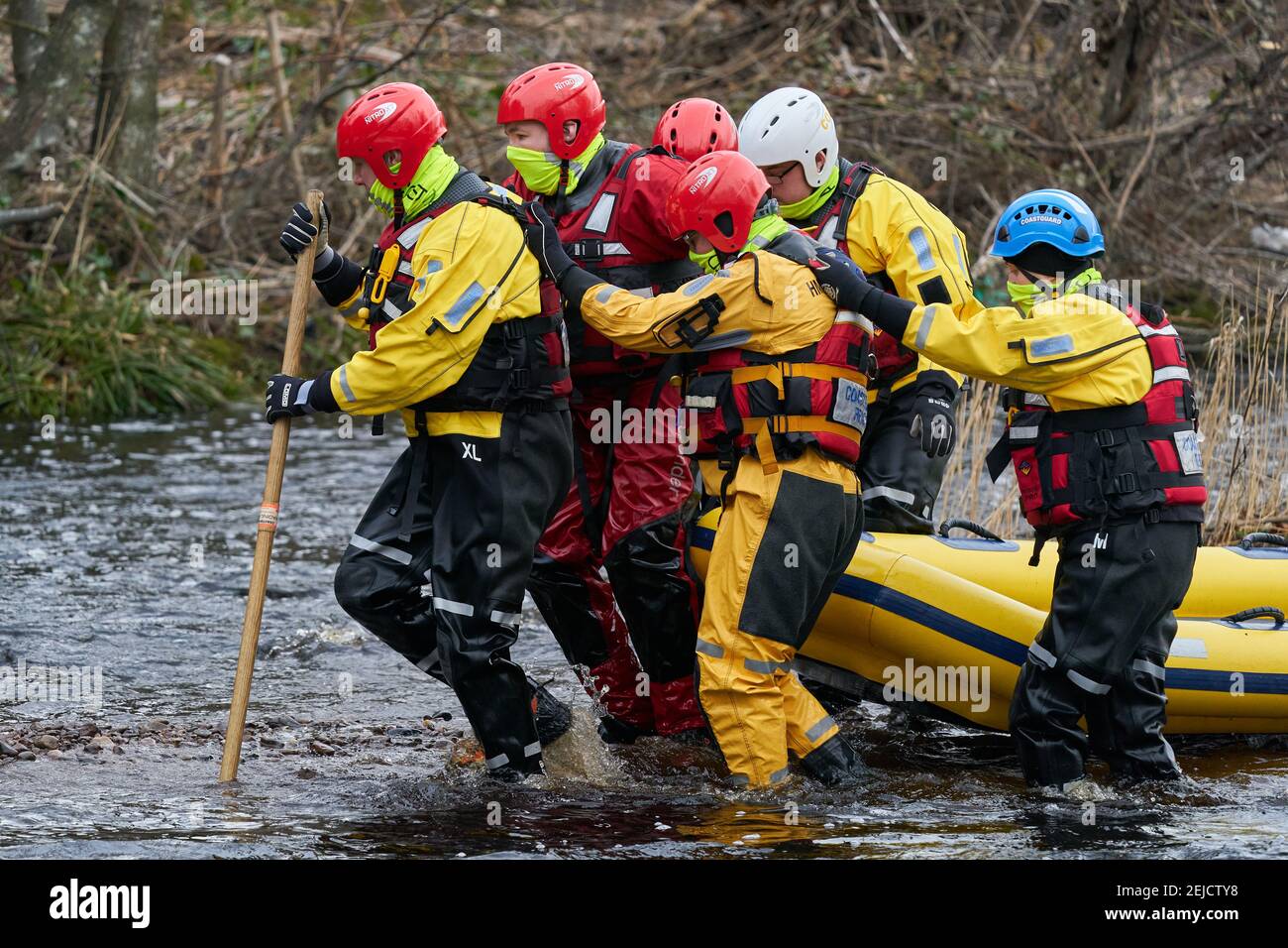 Lossiemouth und Elgin, Moray, Großbritannien. , . VEREINIGTES KÖNIGREICH. Dies ist die Lehre der Coastguard Rescue Officers nach Coastguard Zitat: „an diesem Wochenende 7 Coastguard Rescue Officers aus Aberdeenshire und Moray qualifiziert als Wasser-Rettungs-Techniker (DEFRA Flood Typ C). Diese wichtige Schulung wird unsere Fähigkeit verbessern, bei der Reaktion auf Überflutungen im Binnenland zu helfen und voll ausgebildete Beamte zur Verfügung zu stellen, die Teil eines größeren nationalen Teams sind, das erklärt wurde, auf nationale Überflutungsnotfälle zu reagieren.“ - Credit: JASPERIMAGE/Alamy Live News Stockfoto