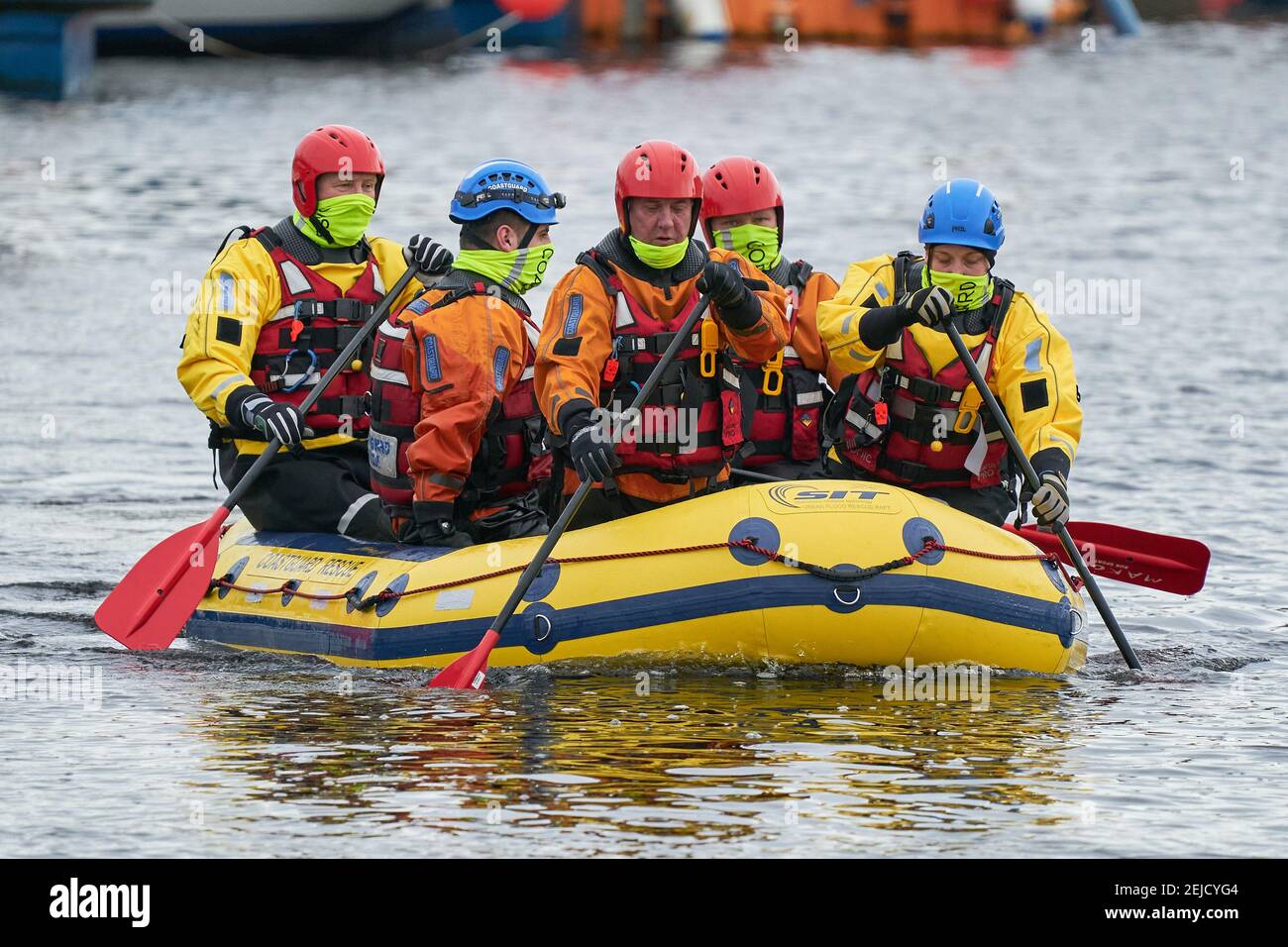 Lossiemouth und Elgin, Moray, Großbritannien. , . VEREINIGTES KÖNIGREICH. Dies ist die Lehre der Coastguard Rescue Officers nach Coastguard Zitat: „an diesem Wochenende 7 Coastguard Rescue Officers aus Aberdeenshire und Moray qualifiziert als Wasser-Rettungs-Techniker (DEFRA Flood Typ C). Diese wichtige Schulung wird unsere Fähigkeit verbessern, bei der Reaktion auf Überflutungen im Binnenland zu helfen und voll ausgebildete Beamte zur Verfügung zu stellen, die Teil eines größeren nationalen Teams sind, das erklärt wurde, auf nationale Überflutungsnotfälle zu reagieren.“ - Credit: JASPERIMAGE/Alamy Live News Stockfoto