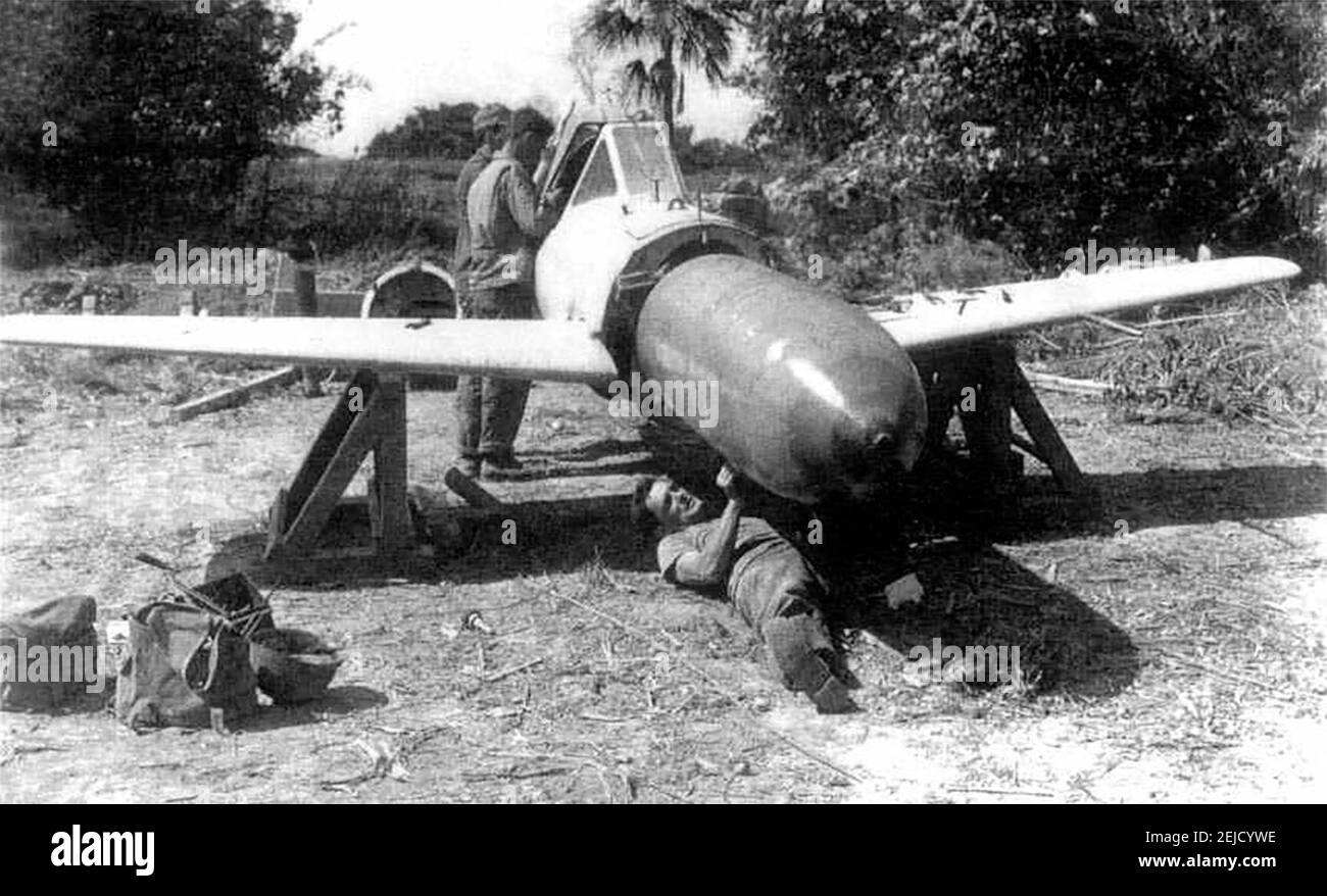 Ein Ohka Modell 11 wird entwaffnet. Möglicherweise wurde die I-13 am 1. April 1945 auf dem Flugplatz Yontan gefangen genommen Stockfoto