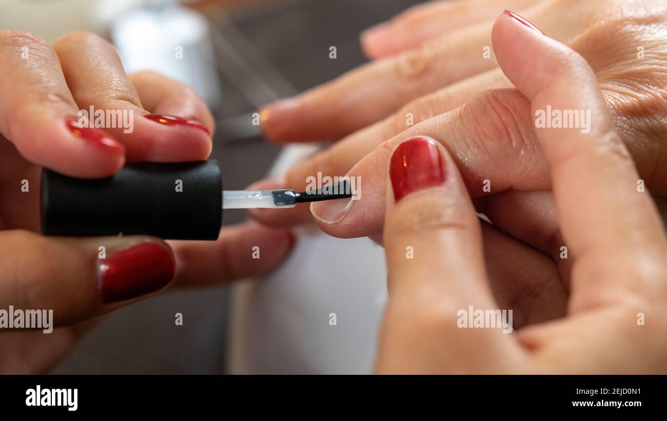 Nahaufnahme eines Nagellackjobs mit weiblichen Händen Stockfoto