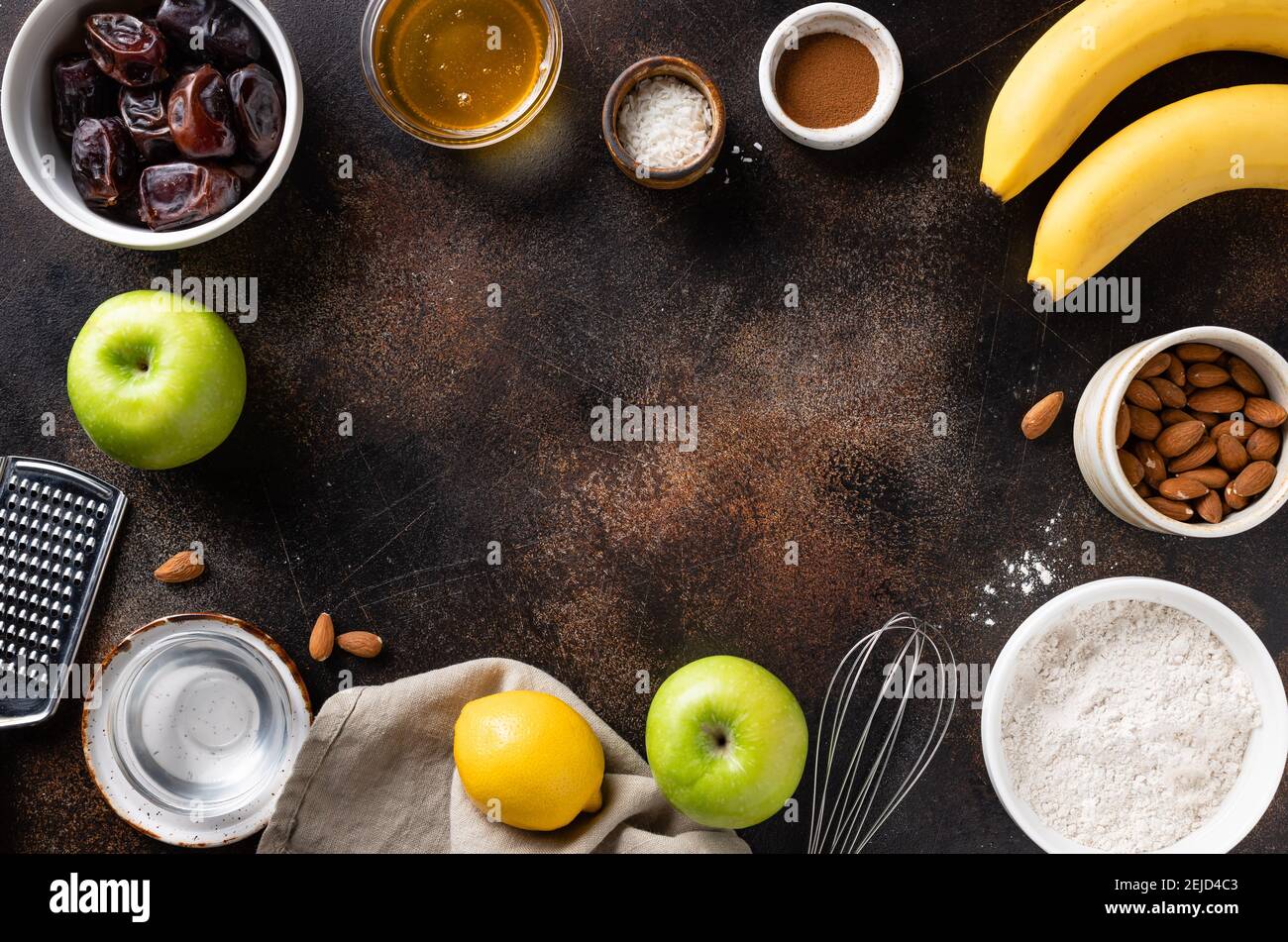 Vegane Dessertzutaten und Utensilien auf dunklem Hintergrund Stockfoto
