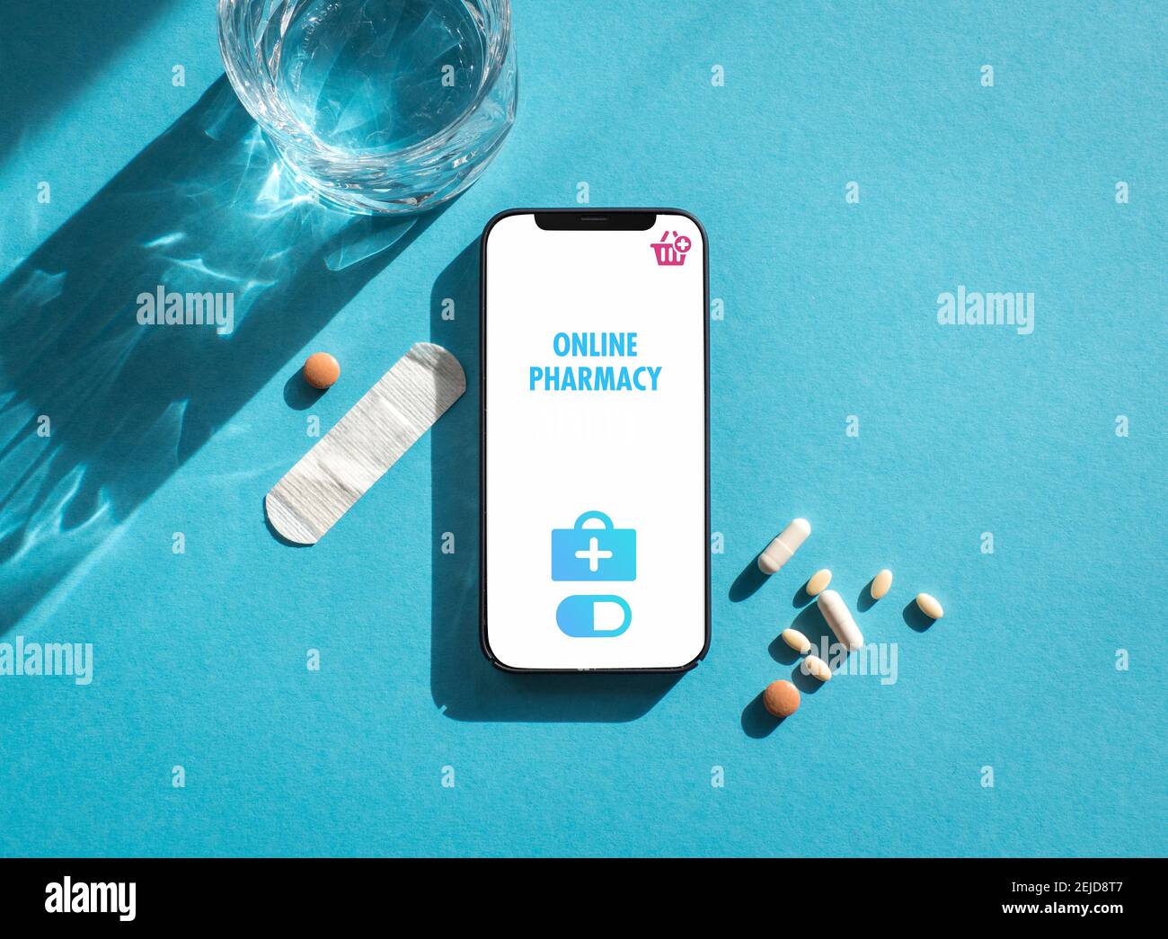 Konzept: Online-Pharmar, Smartphone und Medikamente daneben. Stockfoto