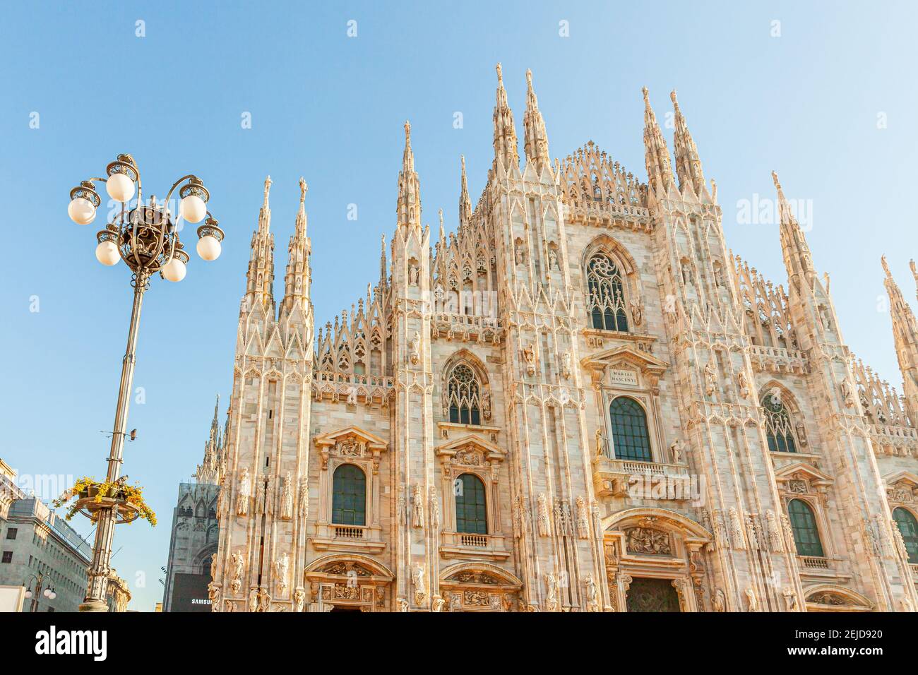Berühmte Kirche Mailänder Dom Duomo di Milano mit gotischen Türmen und weißen Marmorstatuen. Top Touristenattraktion auf der piazza in Mailand Lombardia Italien W Stockfoto