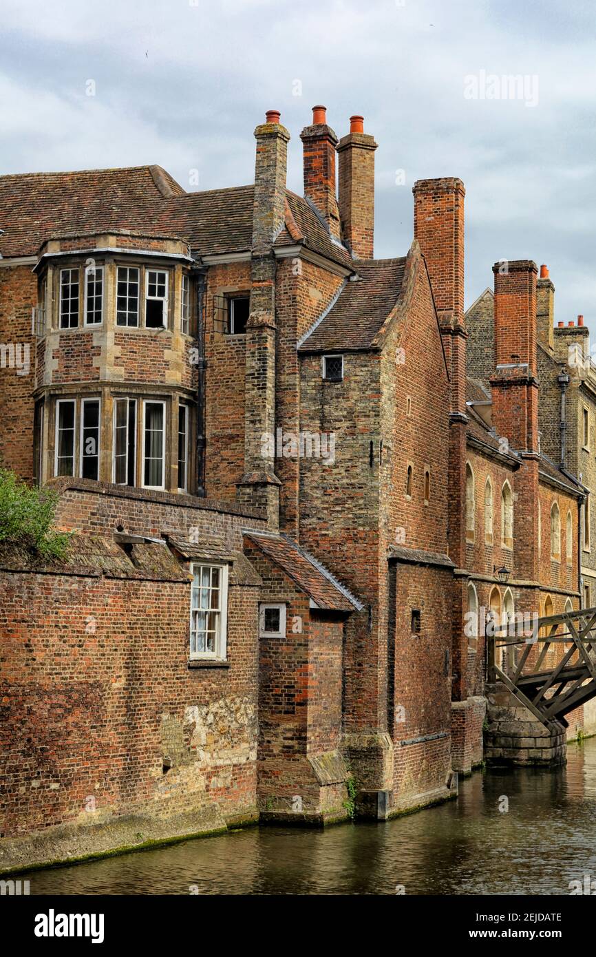 Die "mathematische Brücke" über den Fluss CAM an der Universität Cambridge.. Diese berühmte Holzbrücke am Queens College wurde ursprünglich entworfen und gebaut Stockfoto