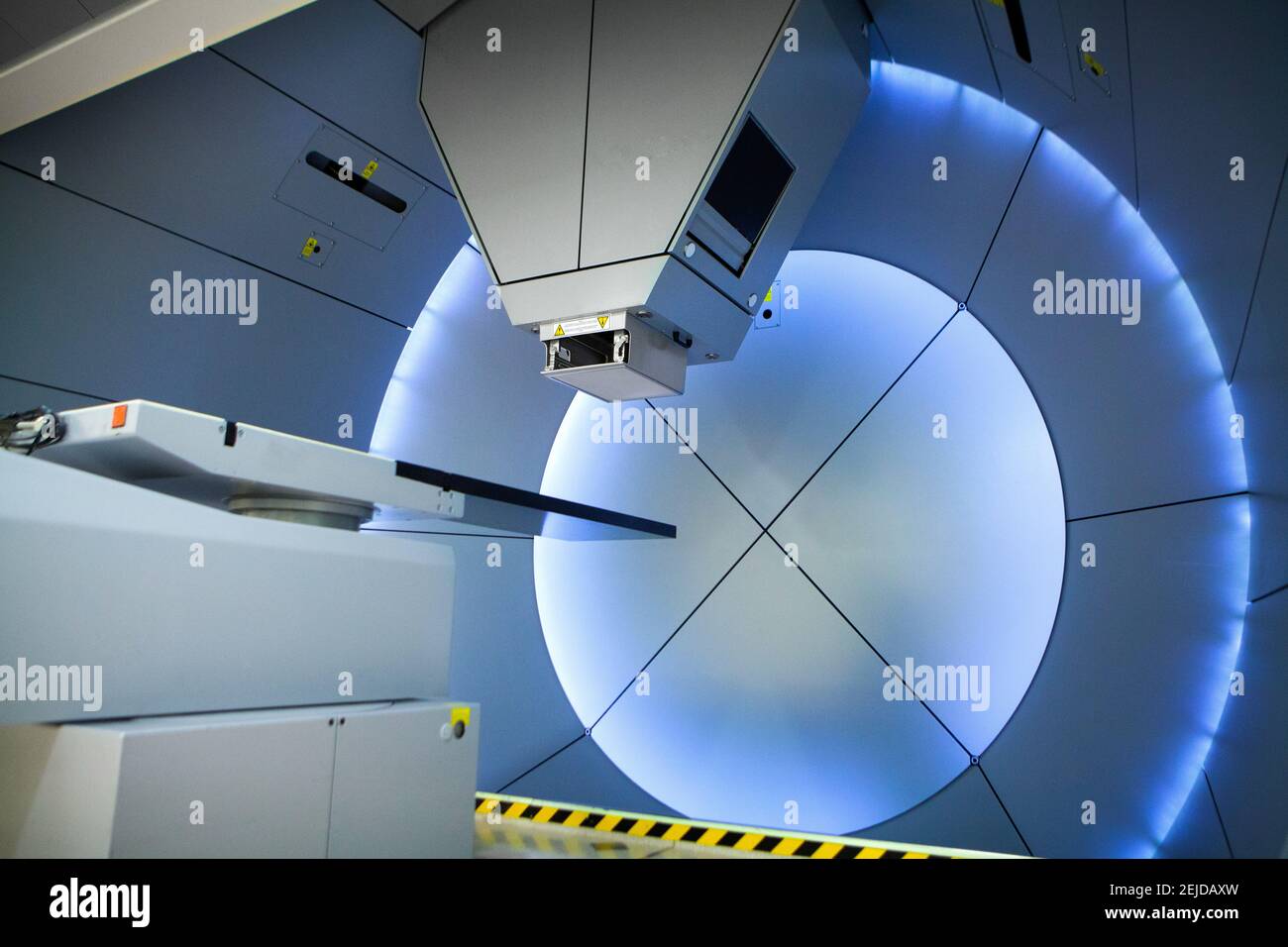 Die Protonentherapie bestrahlt Krebszellen mit einem Protonenstrahl im Inneren des Tumors. Stockfoto