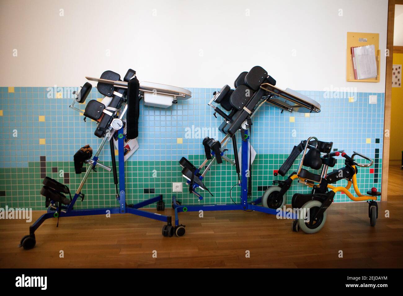 Medizinische Geräte für behinderte Kinder mit eingeschränkter Mobilität von 1 bis 12 Jahren. Stockfoto