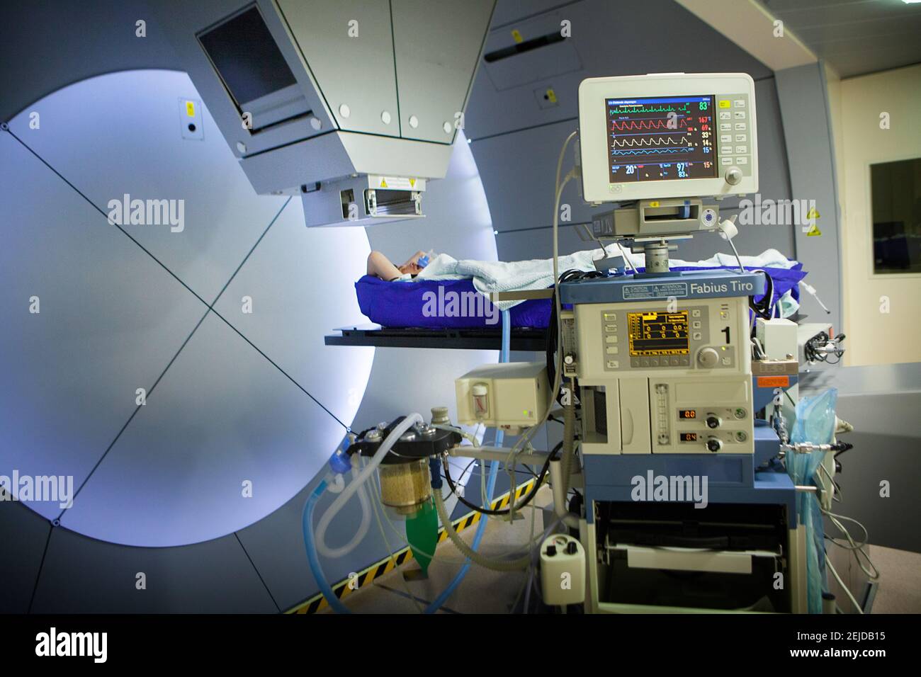 Die Protonentherapie bestrahlt Krebszellen mit einem Protonenstrahl im Inneren des Tumors. Stockfoto