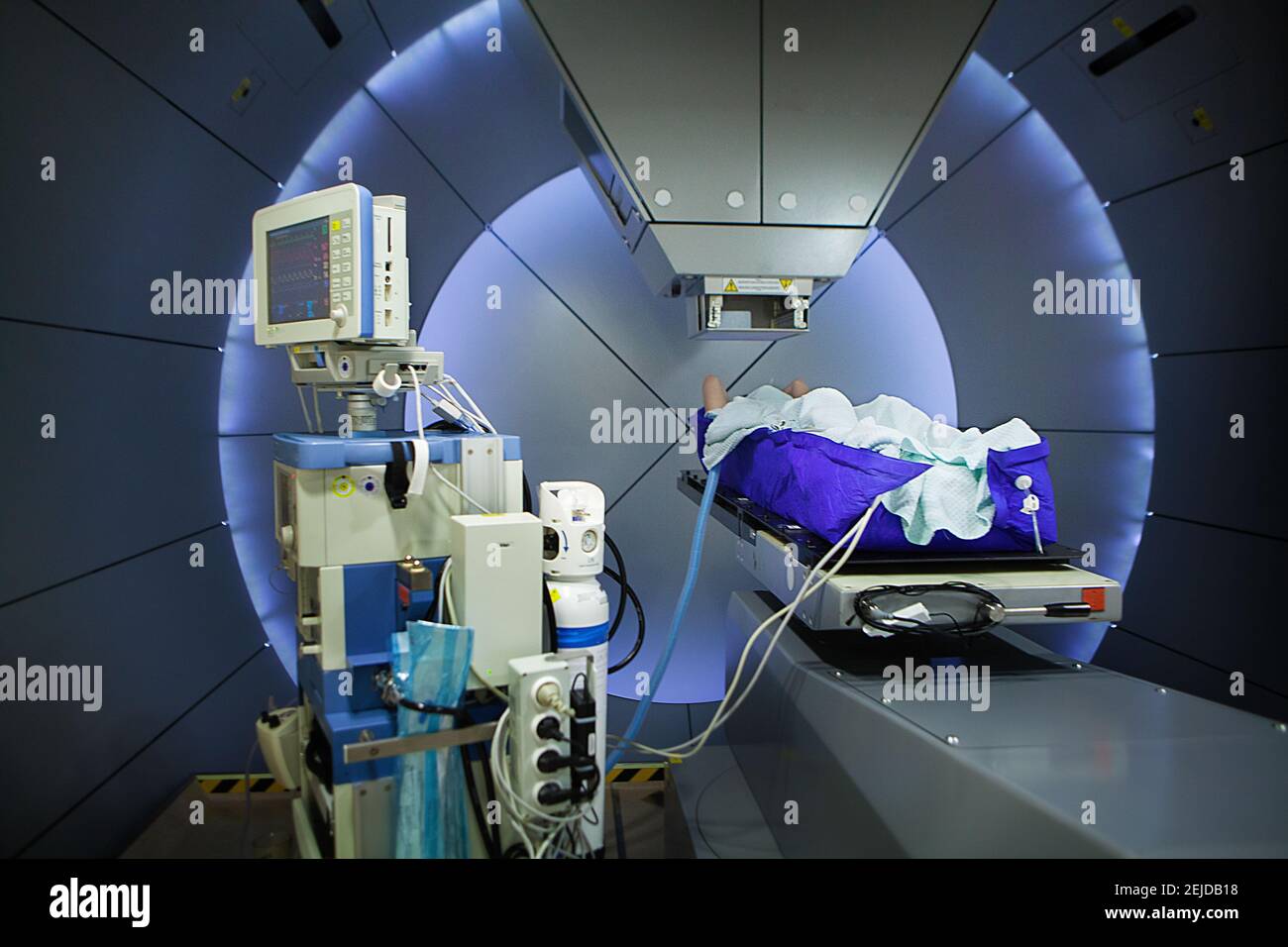 Die Protonentherapie bestrahlt Krebszellen mit einem Protonenstrahl im Inneren des Tumors. Stockfoto