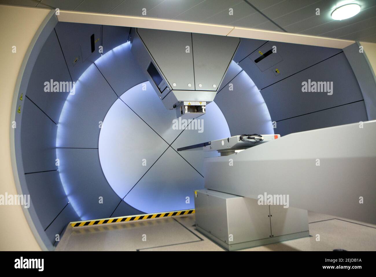 Die Protonentherapie bestrahlt Krebszellen mit einem Protonenstrahl im Inneren des Tumors. Stockfoto
