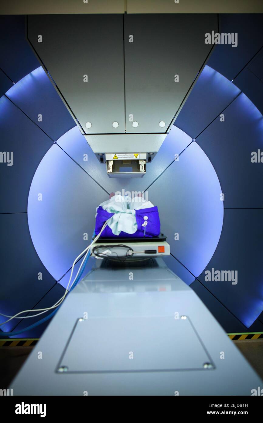 Die Protonentherapie bestrahlt Krebszellen mit einem Protonenstrahl im Inneren des Tumors. Stockfoto