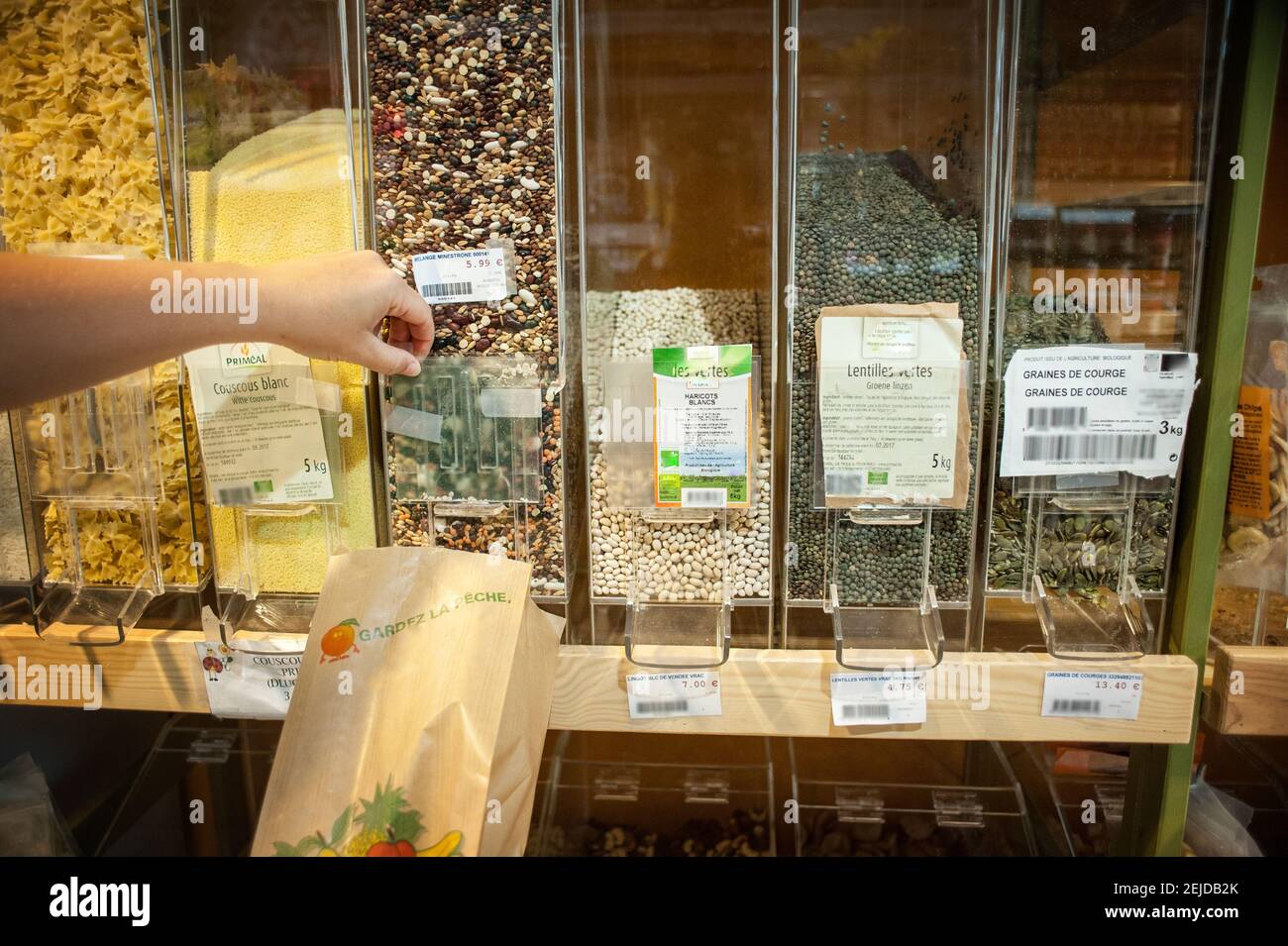 Bulk-Saatgut-Service in einem Bio-Shop. Stockfoto