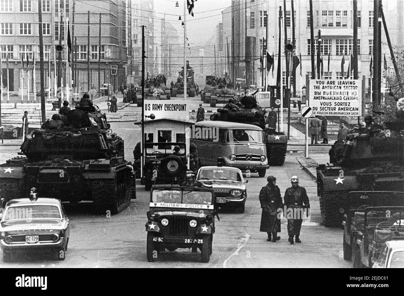 Sowjetische und amerikanische Panzer stehen am Checkpoint Charlie in Berlin gegeneinander. Museum: PRIVATE SAMMLUNG. Autor: Will McBride. Stockfoto