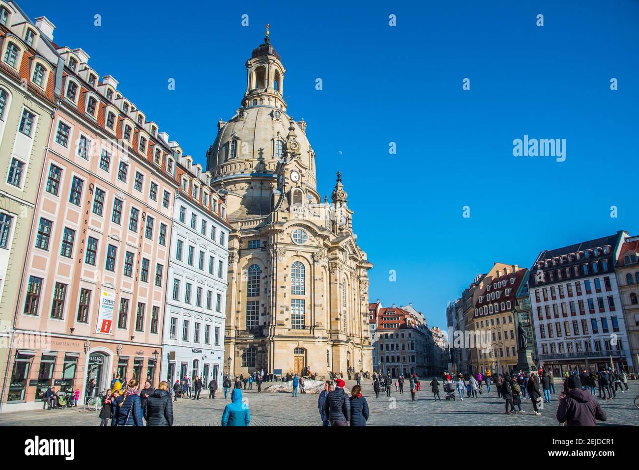 Dresden, Deutschland. Februar 2021, 21st. Ein Wahrzeichen ist die prächtige Kathedrale des protestantischen Christentums, die Frauenkirche am Neumarkt. Quelle: Ulrich Georg Dostmann/dpa-Zentralbild/ZB/dpa/Alamy Live News Stockfoto