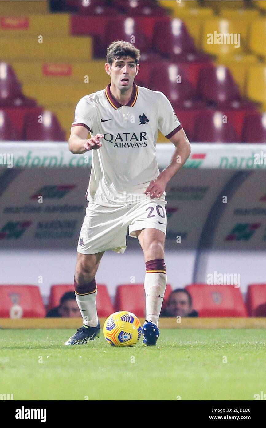 Roma Argentiniens Verteidiger Federico Fazio kontrolliert den Ball während des Fußballspiels der Serie A zwischen Benevento und AS Roma im Ciro Vigorito Stadium, Benevento, Italien, am 21. Februar 2021 Stockfoto