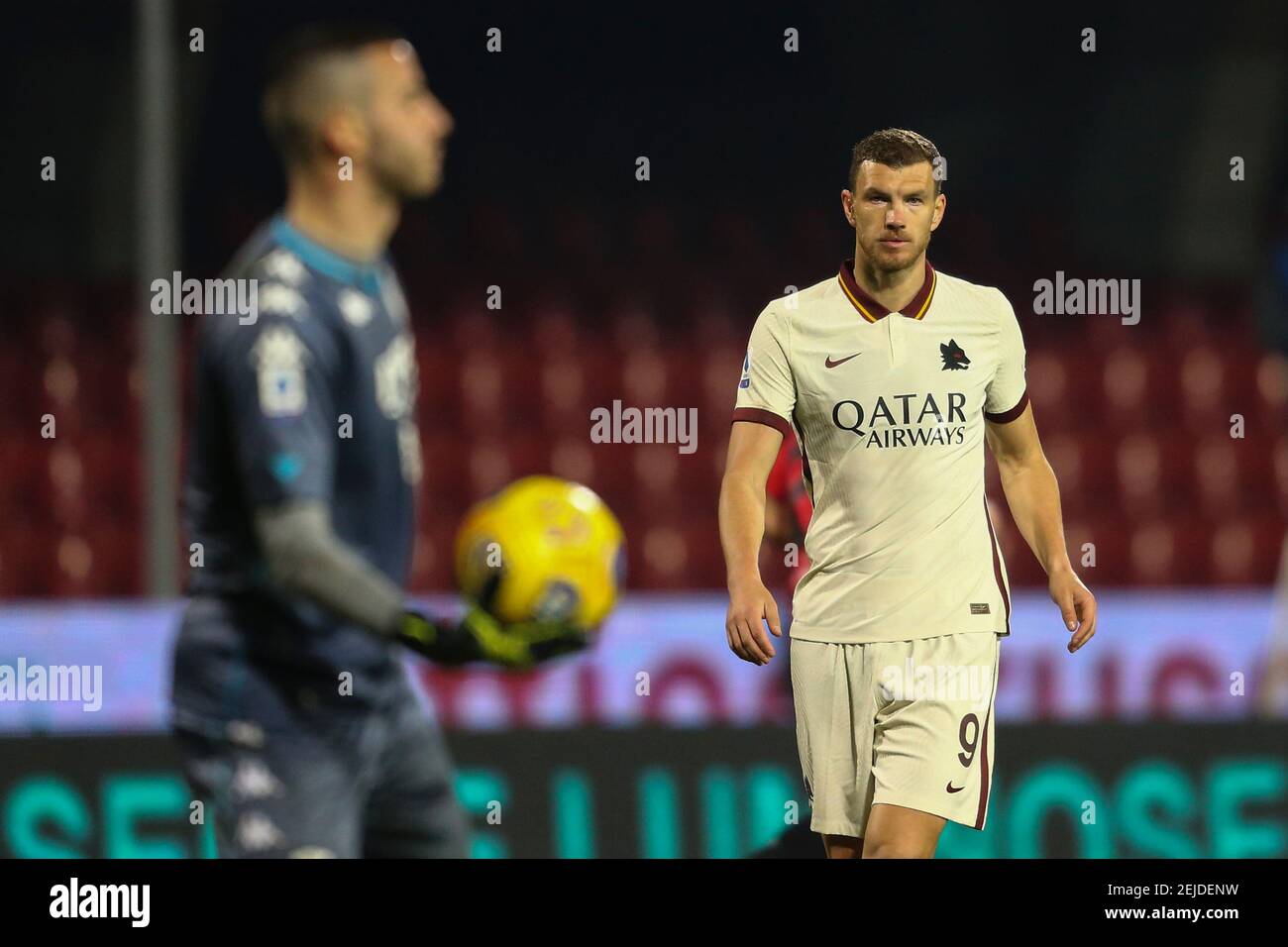 Romas bosnischer Stürmer Edin Dzeko schaut während des Serie A Fußballspiels zwischen Benevento und AS Roma am 21. Februar 2021 im Ciro Vigorito Stadium, Benevento, Italien Stockfoto