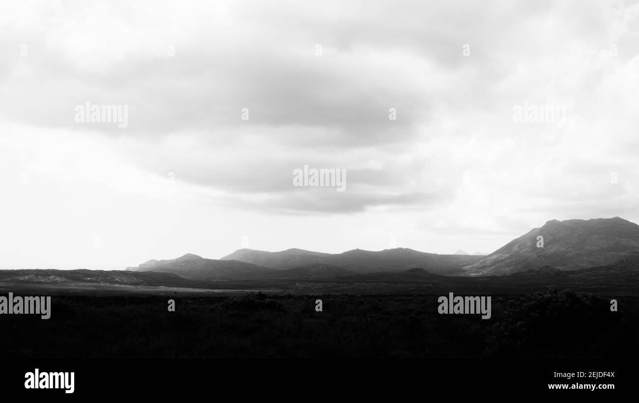 Cape Point- Kapstadt, Südafrika - 19-02-2021 Kreative Schwarz-Weiß-Aufnahme von Bergen und Wolken entlang der Kap-Halbinsel. Stockfoto