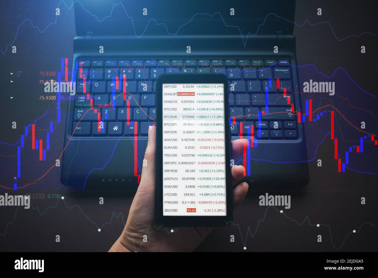 Geschäftsfrau liest Finanzhandelsdaten auf Smartphone. Analyse der Wirtschaftsdaten auf Forex Earn Graph Stockfoto