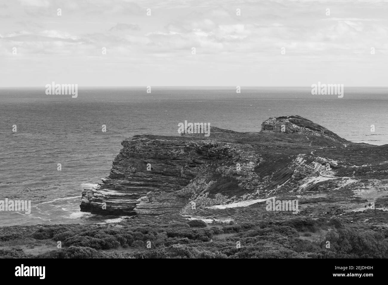 Cape Point- Kapstadt, Südafrika - 19-02-2021 Schwarz-weiß Aufnahme eines Berges mit kurvigen Konturen auf der Kap-Halbinsel. Ozean im Hintergrund. Stockfoto