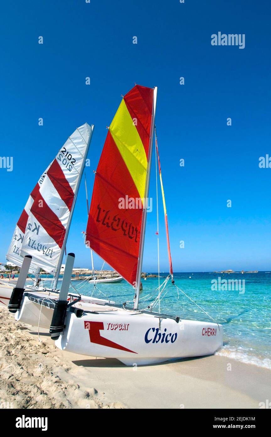 Katamarane am Strand von Es Pujols, Formentera, Balearen, Spanien Stockfoto