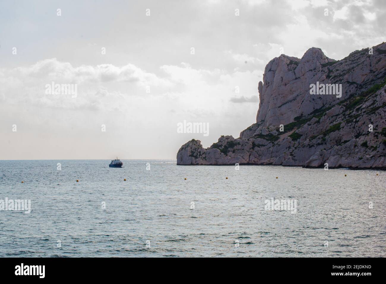 Ein großes Boot in einem Gewässer Stockfoto