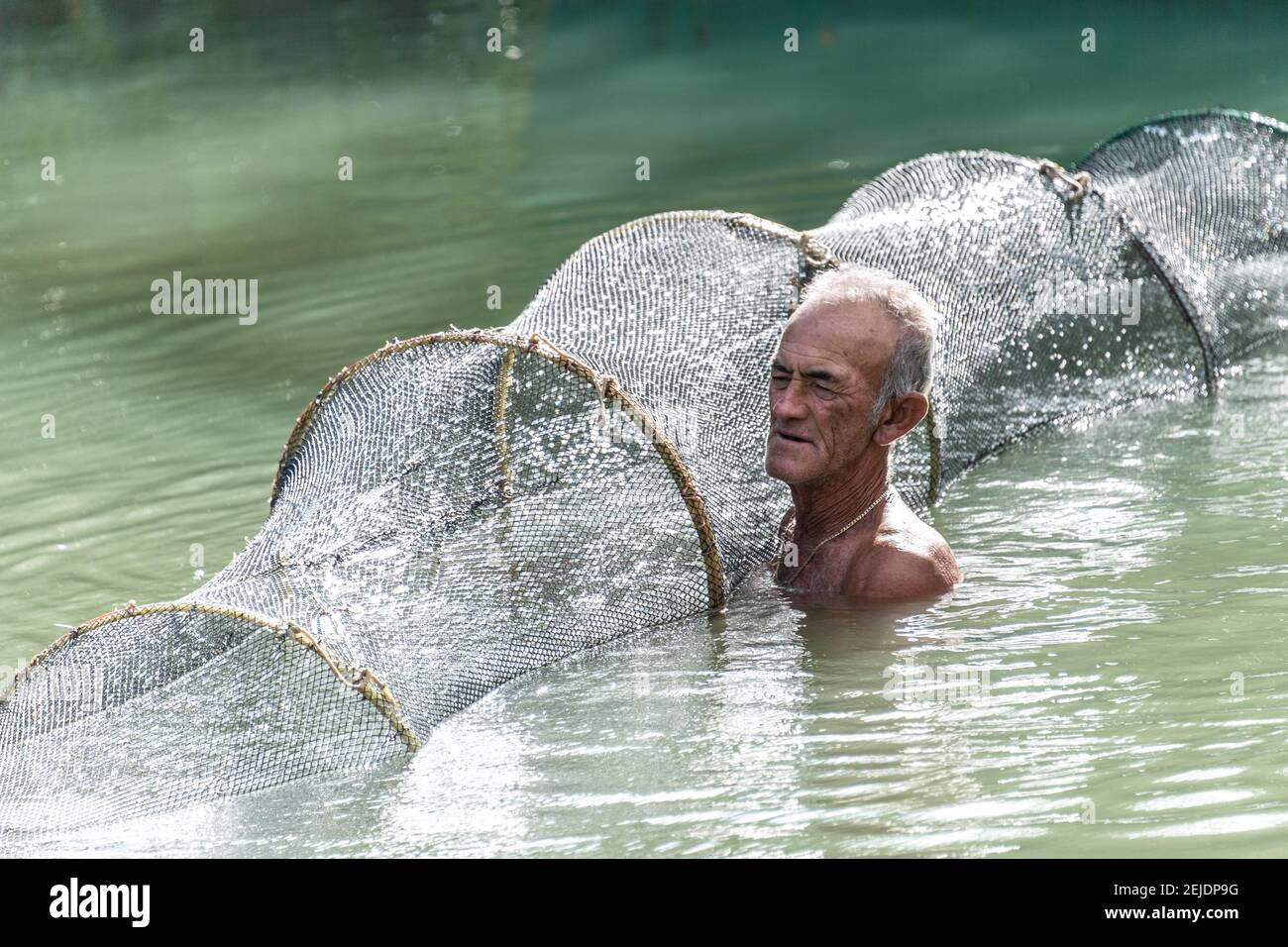 Kubanischer Mann, der eine Garnelenfalle stellt, Lebensstil echter Menschen in Kuba Stockfoto