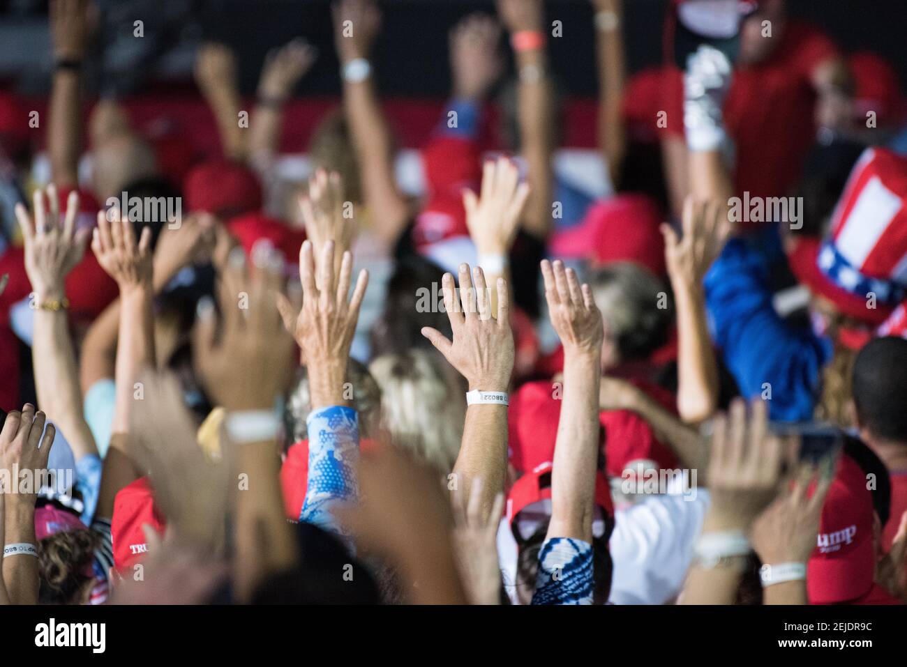 Trump-Anhänger heben bei einer Wahlkampfveranstaltung die Hände, um anzuzeigen, dass sie bereits für Donald Trump gestimmt haben. 1. November 2020. Miami. Stockfoto