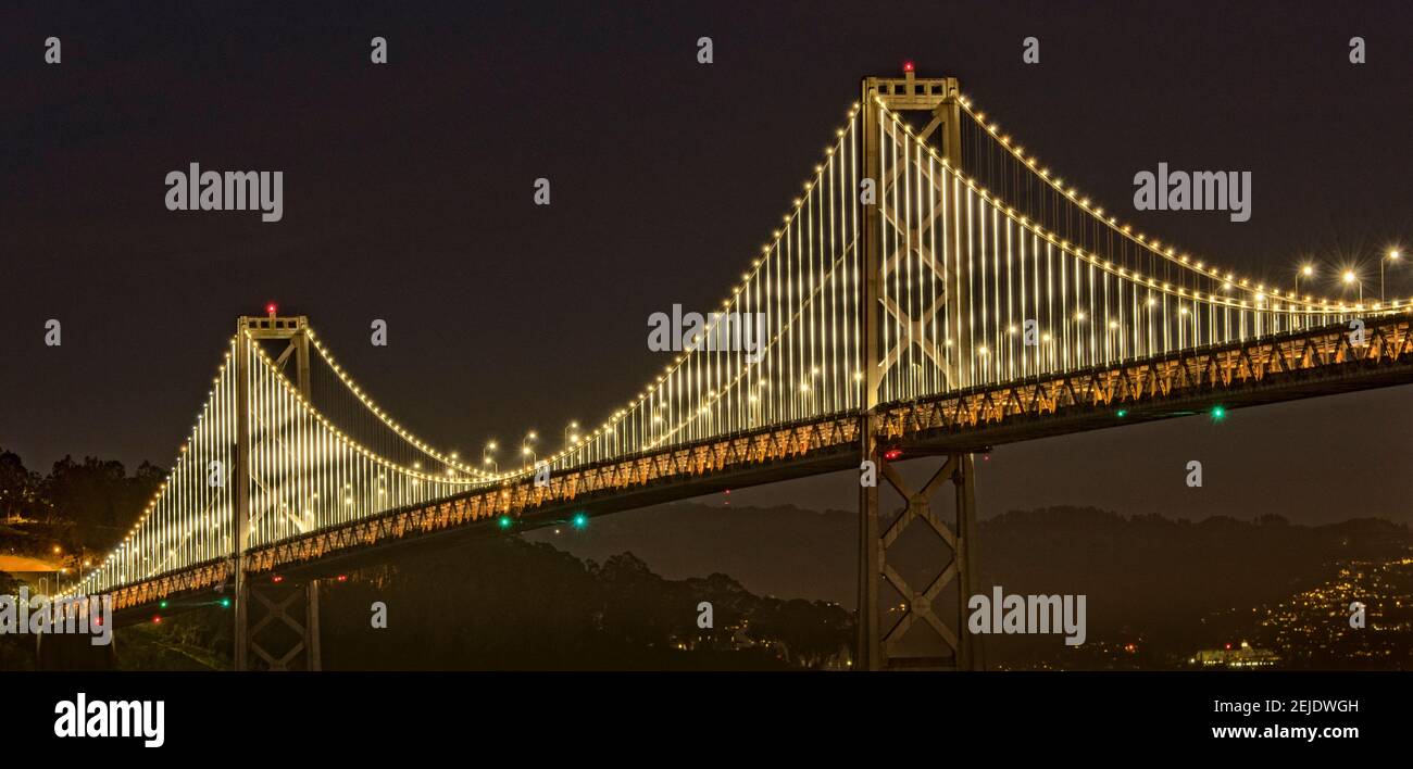 Hängebrücke beleuchtet in der Nacht, Bay Bridge, San Francisco Bay, San Francisco, Kalifornien, USA Stockfoto