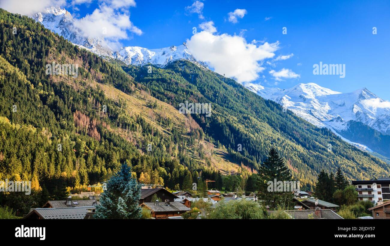 Panoramablick auf den Mont Blanc und die Alpen von der Stadt Chamonix, Frankreich Stockfoto