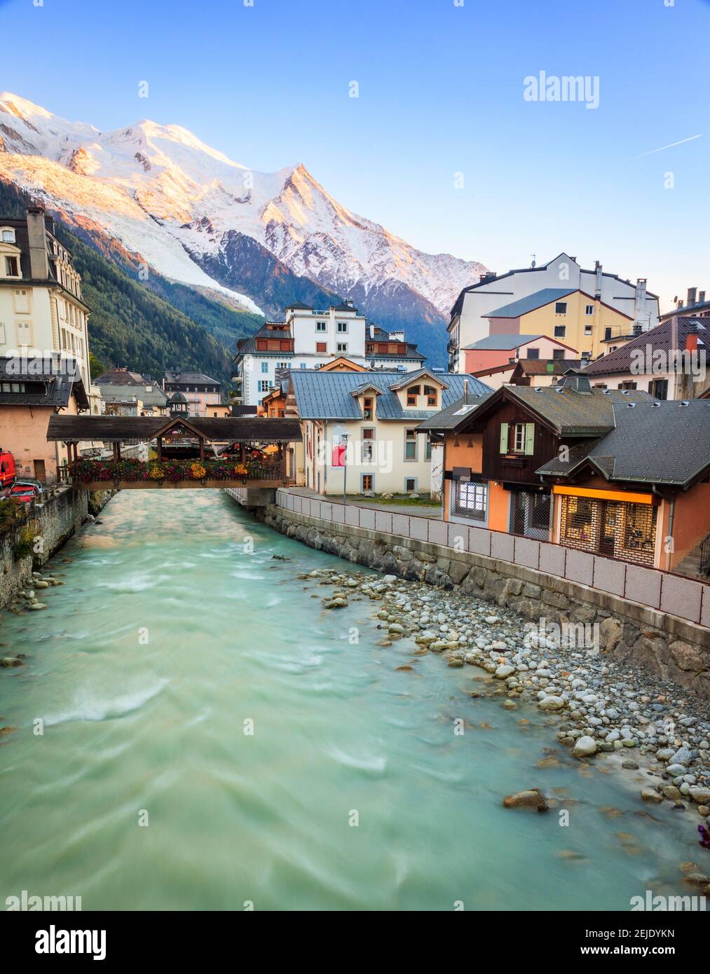 Arve Fluss im Zentrum von Chamonix, Frankreich Stockfoto
