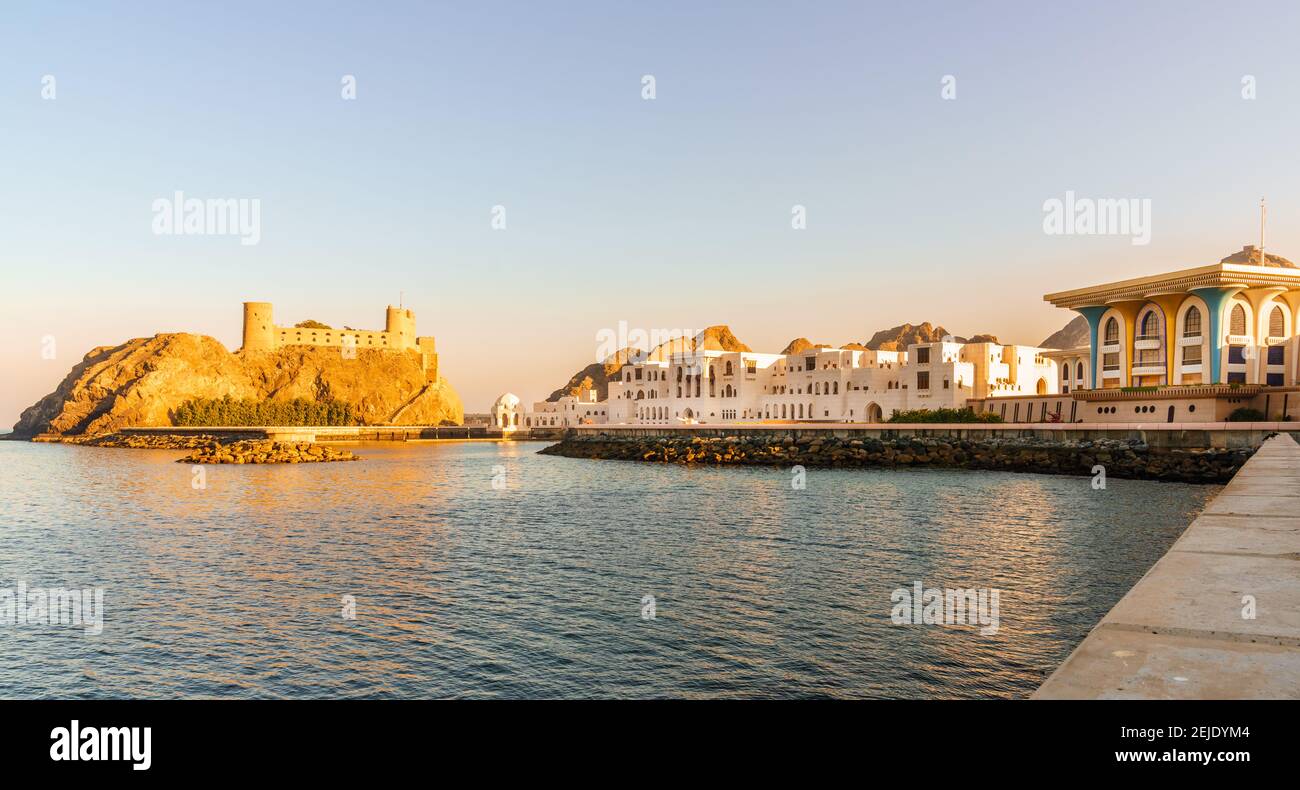 Blick auf Al Alam Royal Palace und Al Jalali Fort in Muscat, Oman Stockfoto