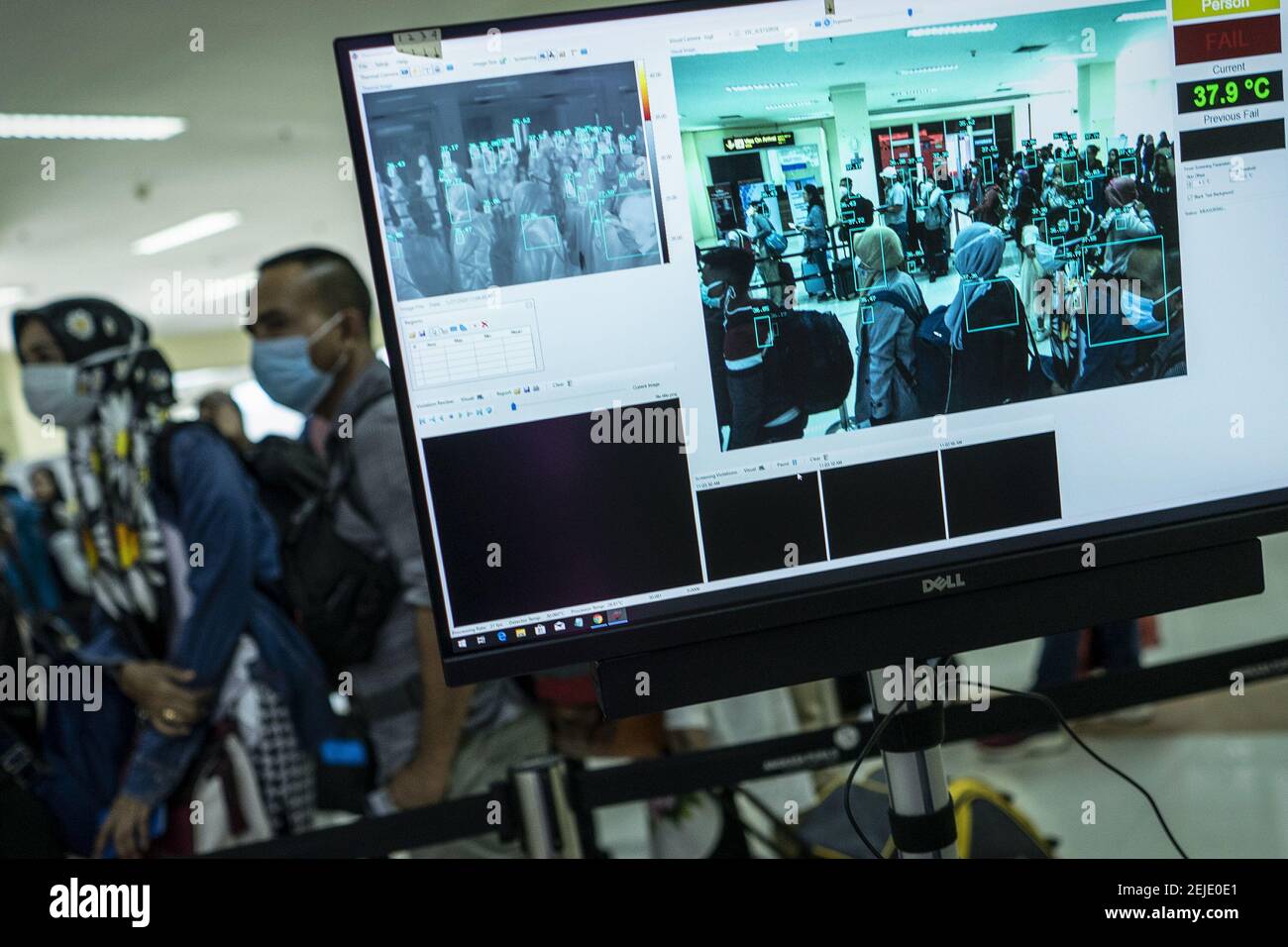 Touristen werden auf einem Infrarot-Monitor am Sultan Iskandar Muda International Airport in Aceh Besar Regency gesehen. Die indonesische Regierung gab bekannt, dass sie die Flüge nach Wuhan China, einem tödlichen neuen Virenzentrum, offiziell einstellt und die Gesundheitskontrollen an Flughäfen in Indonesien verschärft wurden. (Foto von Zikri Maulana / SOPA Images/Sipa USA) Stockfoto