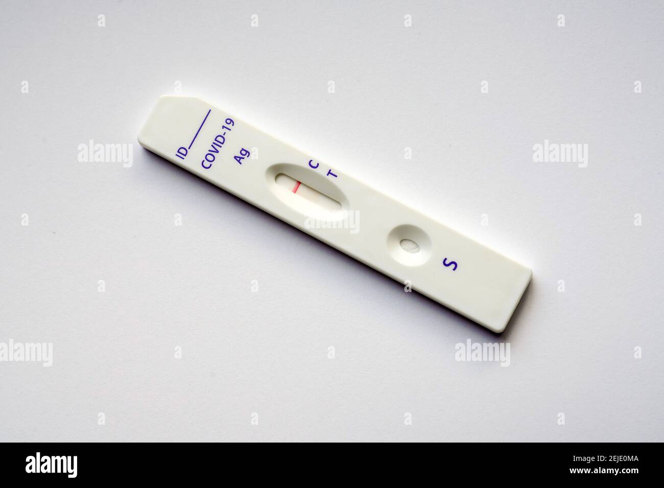 Corona-Schnelltest: Die Testkassette zeigt einen negativen Covid-19-Antigen-Schnelltest der chinesischen Firma Joinstar Biomedical mit einer Speichelprobe. --- Corona-Schnelltest: Testkassette zeigt einen durch eine Speichelprobe vorgegebenen negativen Covid-19 Antigen-Schnelltest der chinesischen Firma Joinstar Biomedical. Stockfoto