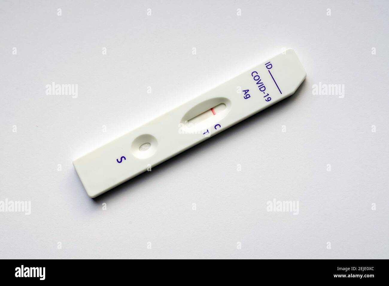 Corona-Schnelltest: Die Testkassette zeigt einen negativen Covid-19-Antigen-Schnelltest der chinesischen Firma Joinstar Biomedical mit einer Speichelprobe. --- Corona-Schnelltest: Testkassette zeigt einen durch eine Speichelprobe vorgegebenen negativen Covid-19 Antigen-Schnelltest der chinesischen Firma Joinstar Biomedical. Stockfoto