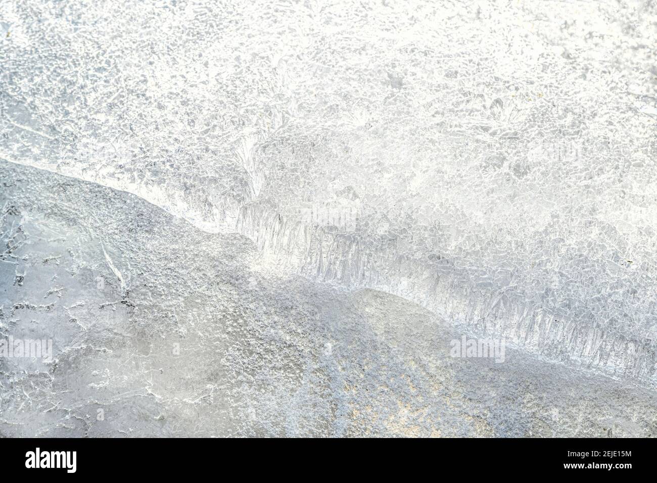 Eine detaillierte Ansicht von Eiskristallen mit erstaunlichen Mustern, Teil eines Eis Pileup auf dem IJsselmeer, einem See in Nord-Holland, Niederlande. Stockfoto