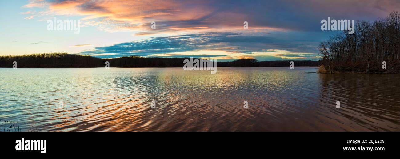 Spiegelung von Wolken in einem See bei Sonnenuntergang, Stephen A. Forbes State Recreation Area, Marion County, Illinois, USA Stockfoto