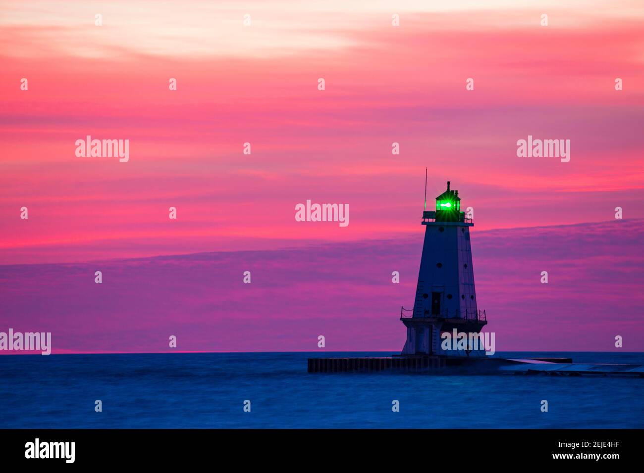 Leuchtturm an der Küste bei Dämmerung, Ludington North Pierhead Lighthouse, Lake Michigan, Ludington, Mason County, Michigan, USA Stockfoto