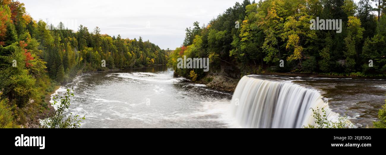 Erhöhter Blick auf Wasserfall, Tahquamenon Falls, Tahquamenon Falls State Park, Chippewa County, Michigan, USA Stockfoto