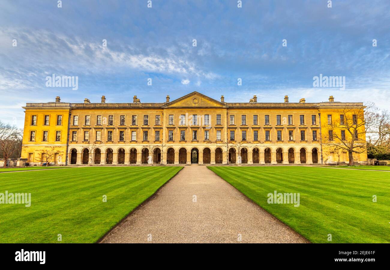 Das neue Gebäude auf dem Croquet Rasen am Magdalen College im Frühjahr an der Oxford University, England Stockfoto