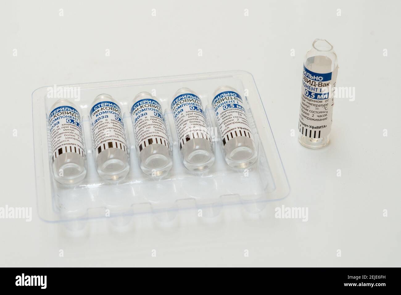 Firmat, Argentinien. Februar 2021, 22nd. Auf diesem Foto Illustration die Sputnik V Single Dose covid-19 Impfstofffläschchen, die an das Gesundheitspersonal im Krankenhaus San Martin angewendet werden. Kredit: SOPA Images Limited/Alamy Live Nachrichten Stockfoto