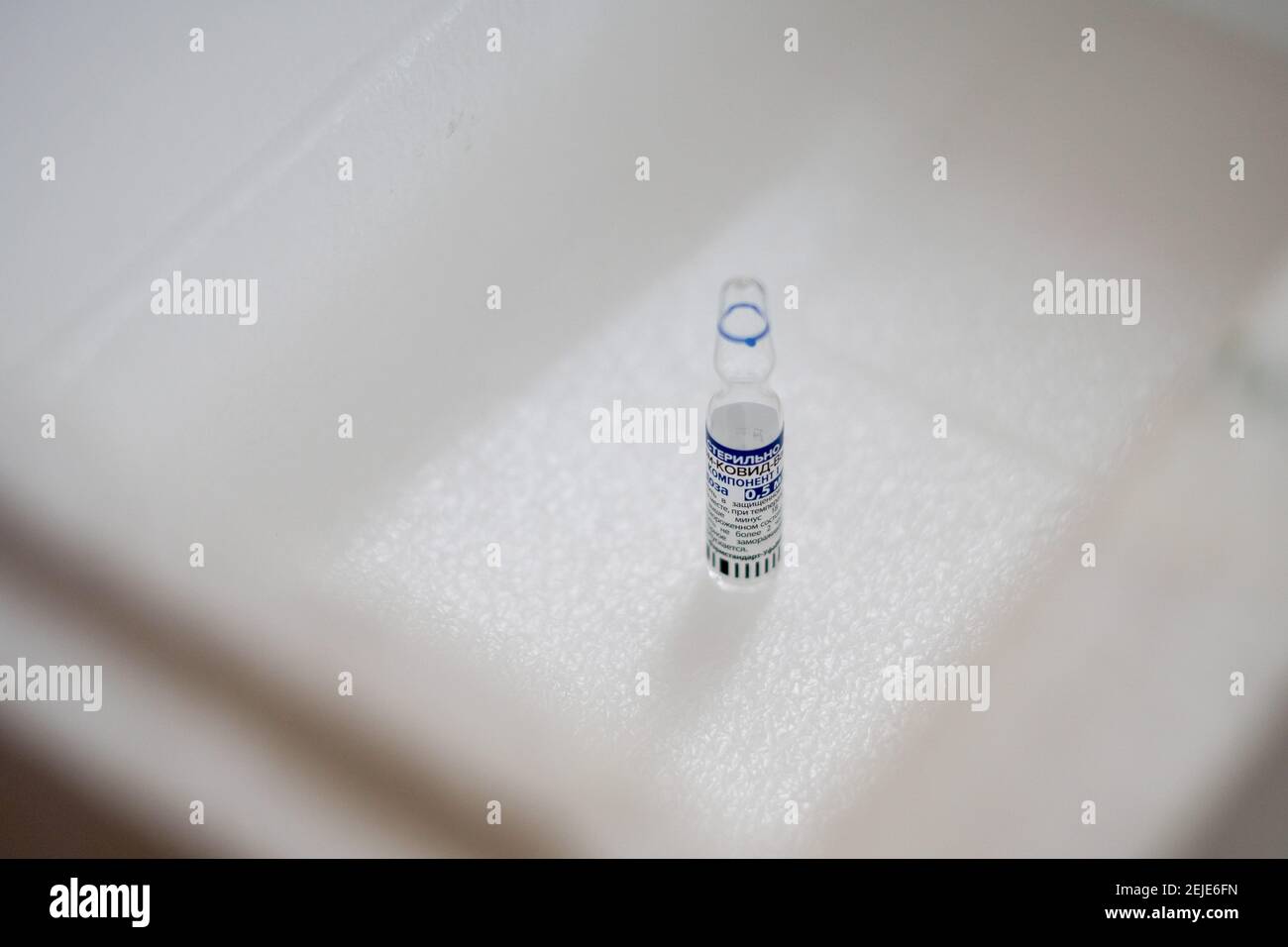 Firmat, Argentinien. Februar 2021, 22nd. Illustration ein Sputnik V-Einmaldosis-COVID-19-Impfstofffläschchen, das auf einen Mitarbeiter des Gesundheitswesens im Krankenhaus San Martin aufgetragen werden soll. Kredit: SOPA Images Limited/Alamy Live Nachrichten Stockfoto