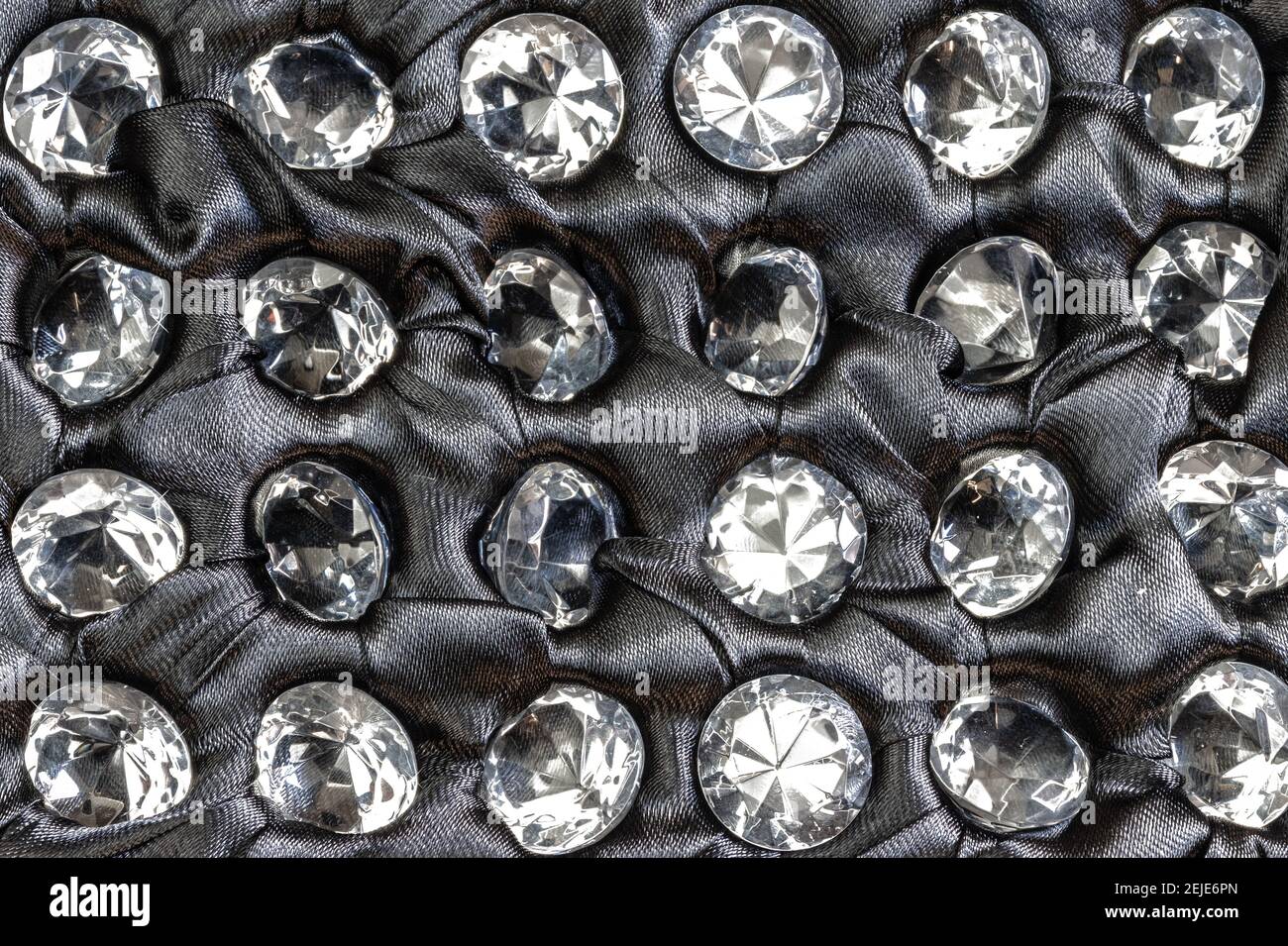 Diamant-Dekorationssteine auf schwarzem Hintergrund. Stockfoto