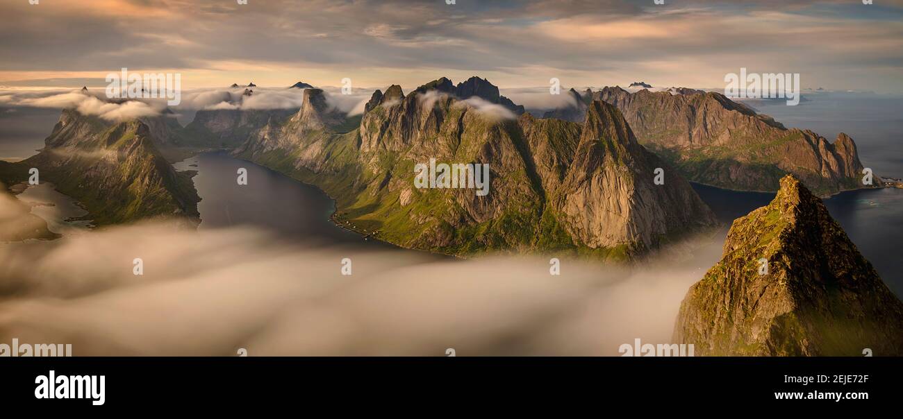 Blick vom Helvete Gipfel auf die Bergrücken rund um Kjerkfjorden, Lofoten, Nordland, Norwegen Stockfoto