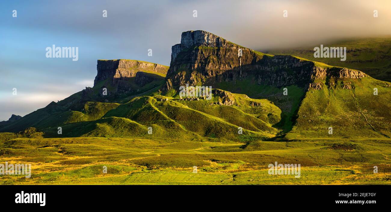 Felsen von Quiraing am Trotternish Ridge bei Sonnenuntergang, Isle of Skye, Schottland Stockfoto