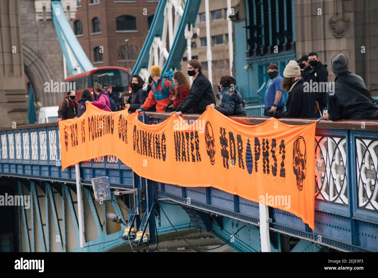 London, Großbritannien. Februar 2021, 22nd. Anti-HS2-Demonstranten hängen ein Banner von der Tower Bridge, das die Regierung auffordert, das Projekt HS2 zu stoppen. Kredit: Denise Laura Baker/Alamy Live Nachrichten Stockfoto